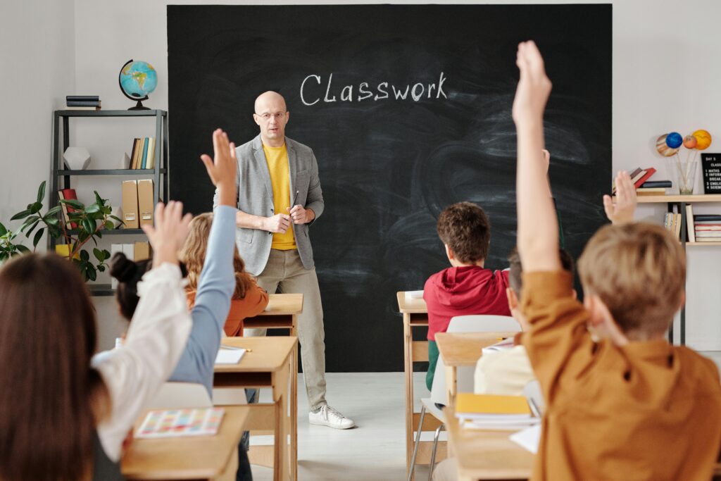 alunos em sala de aulas